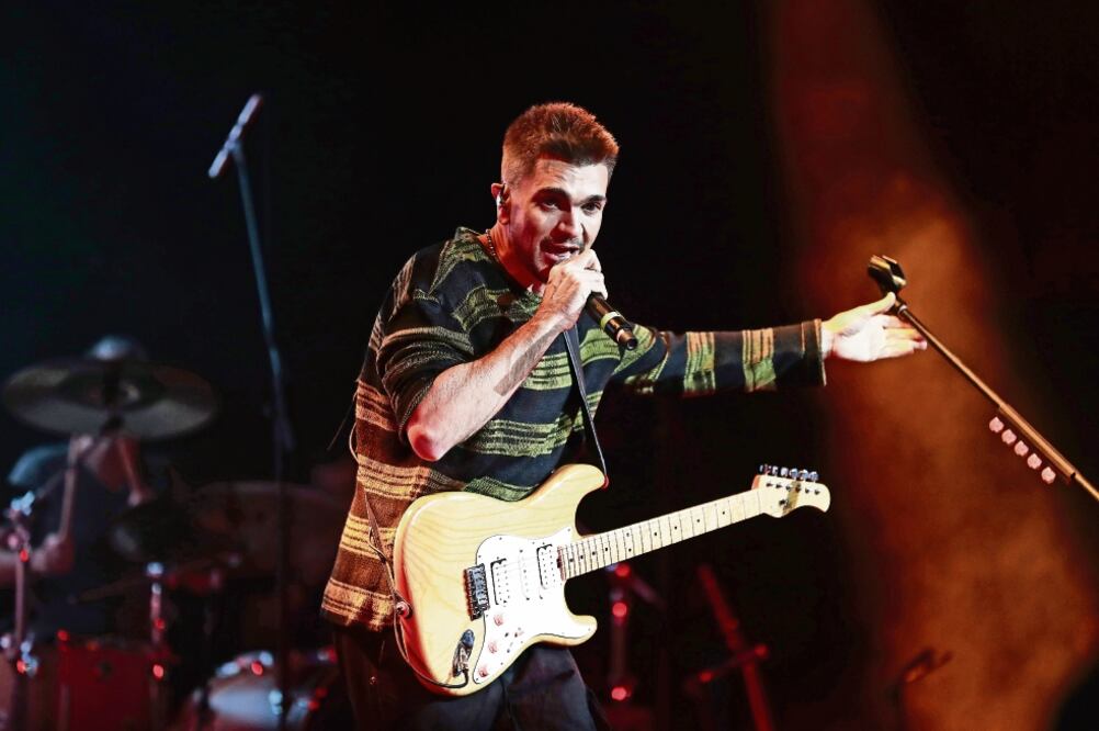 El cantante presentó éxitos y nuevos temas en El Plaza Condesa. (ALEJANDRO ACOSTA. EL UNIVERSAL)