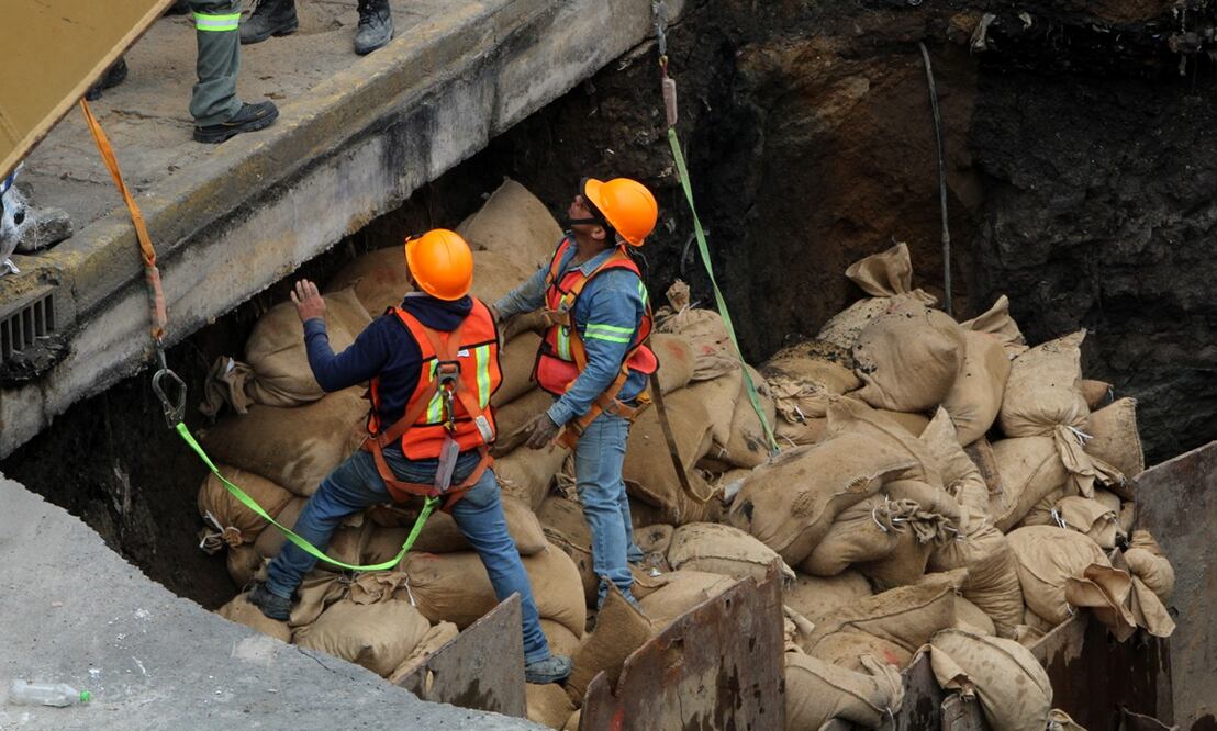 El socavón que se formó en la colonia Renovación en la alcaldía Iztapalapa aumentó de diámetro al pasar de cinco a 10 metros, por lo que se evacuó a 27 personas y se afectó 125 casas, el 16 de septiembre d e2025. Foto: Darío Luna/EL UNIVERSAL