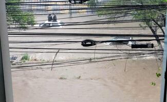 Automóvil queda varado en encharcamiento de Tlalnepantla; autoridades ya trabajan en las zonas afectadas