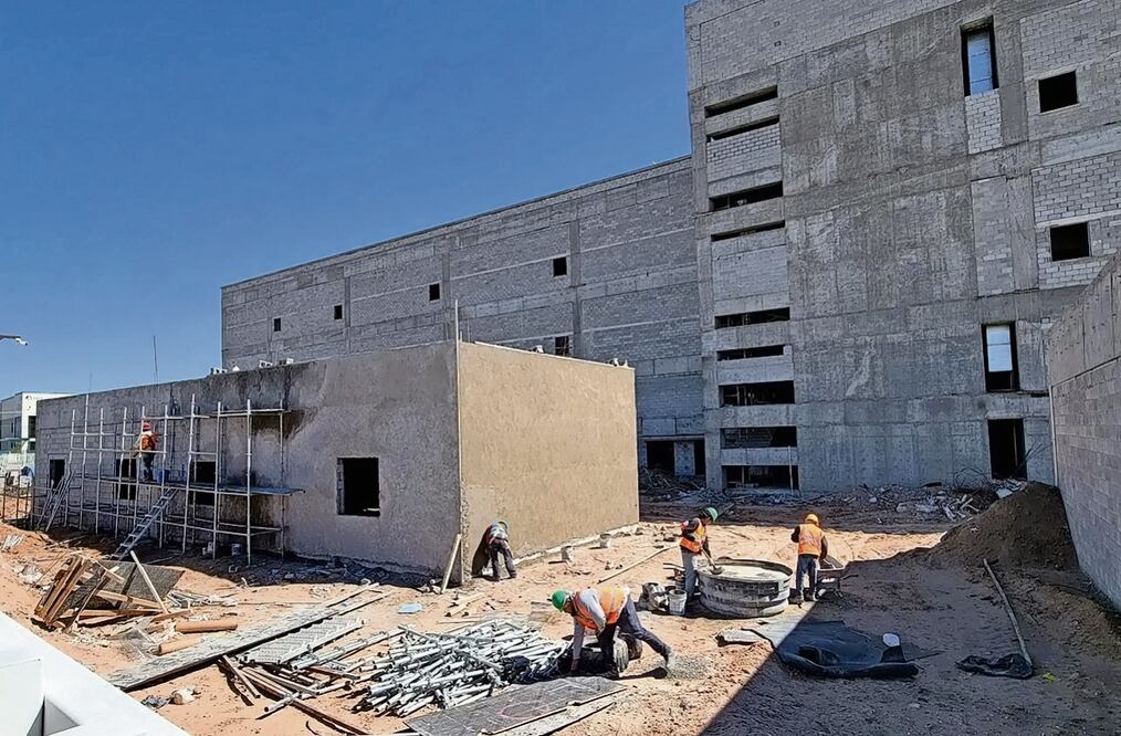 Obreros en una construcción, en Ciudad Juárez. Oxford Economics señala que “es probable que ninguna administración supere el crecimiento estructural de 2% a pesar del nearshoring”. Foto: de EFE