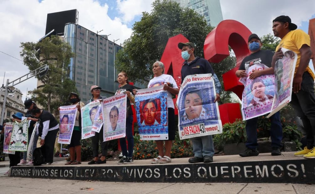 Padres y madres de los estudiantes desaparecidos de Ayotzinapa en el Antimonumento de los 43. Foto: Luis Camacho / EL UNIVERSAL