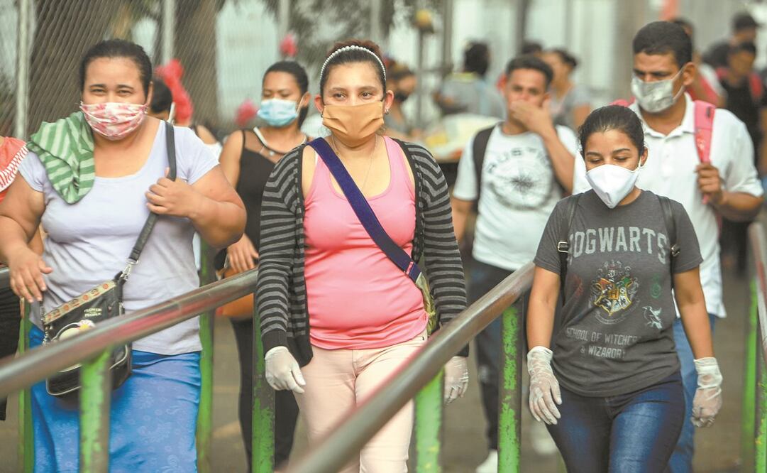 Empleados salen de su trabajo en Managua. La población se previene como puede, dado que desde el gobierno no hay lineamientos contra el Covid-19. Foto: ALFREDO ZÚÑIGA. AP