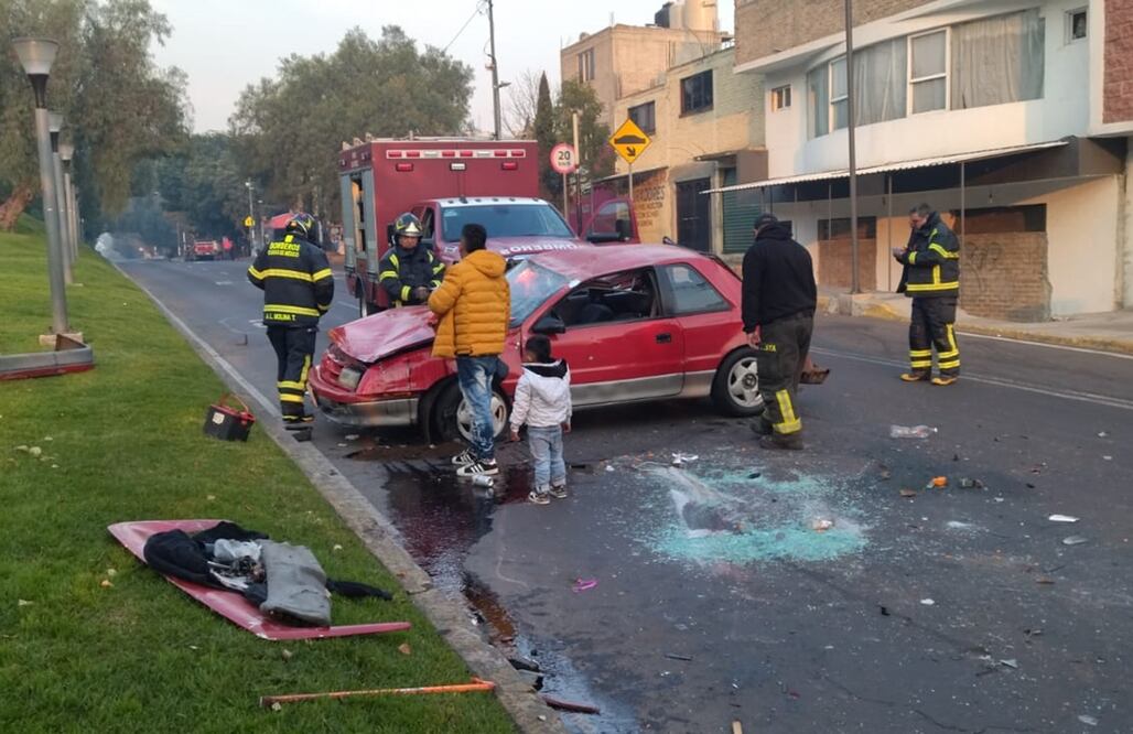 Volcadura de auto en Iztapalapa. Foto: Especial
