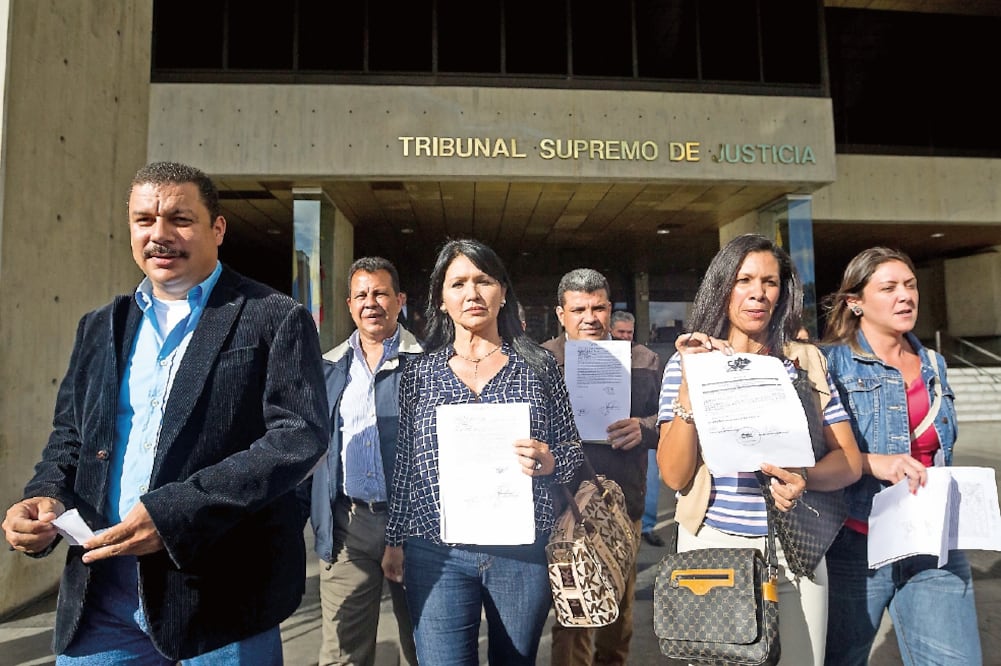 Diputados del MUD, en la sede del Tribunal Supremo de Justicia, en Caracas, donde ayer recusaron a los cinco magistrados encargados de decidir sobre la impugnación de ocho de sus 112 legisladores electos (MIGUEL GUTIÉRREZ. EFE)