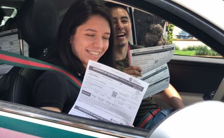 Con filas kilométricas de autos, jóvenes acuden a vacunarse contra Covid-19 en el Edomex