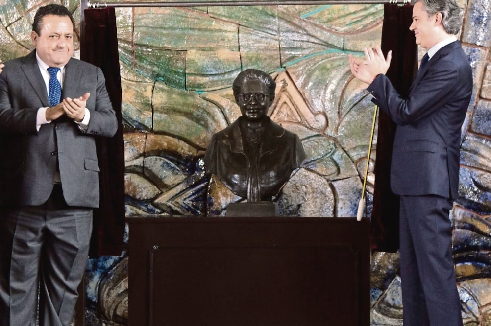 Honores. El busto de la maestra Rosaura Zapata Cano fue develado en el salón Nishizawa del edificio de la SEP. 