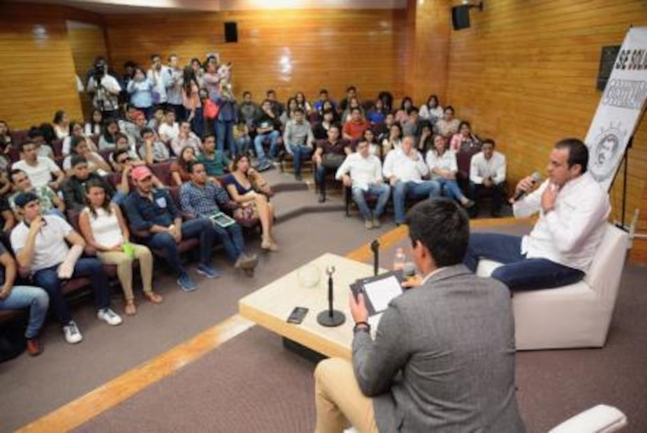 Cuauhtémoc Blanco se reúne con estudiantes de la UAEM