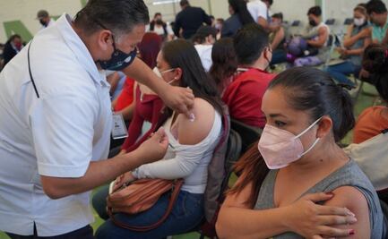 "Me vacuno para proteger a mis hijos", Abigail acude por su vacuna contra Covid-19 en Neza