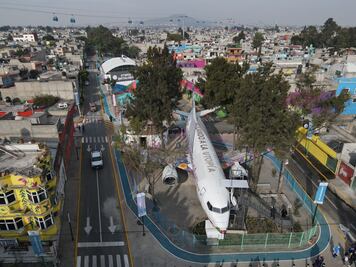 Inauguran Utopía Quetzalcóatl en Iztapalapa con un avión-biblioteca   