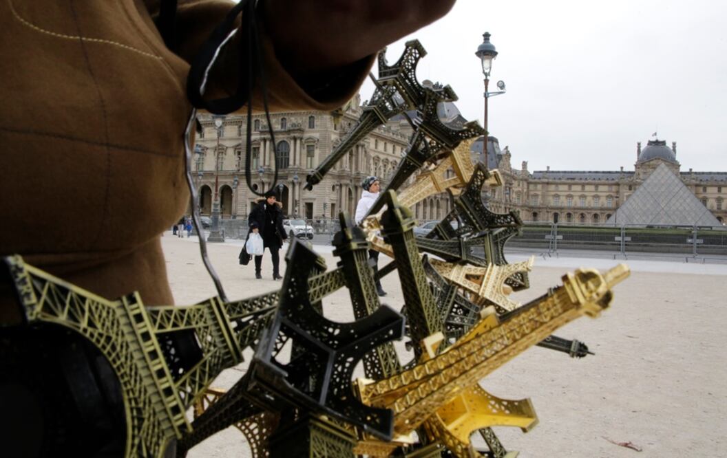 Después de los atentados que golpearon París y que costaron la vida a al menos 127 personas, París siguió consternada, con los principales centros turísticos cerrados, las calles y el Metro prácticamente vacíos y los comercios casi invisibles. Foto: AP