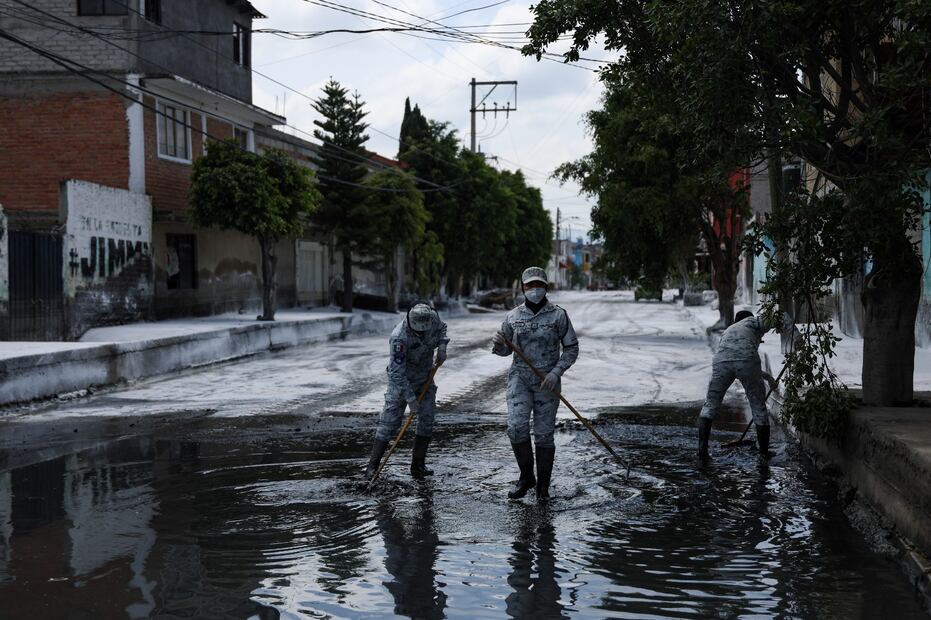 Dos calles de la colonia Jacalones, aún tienen unos 15 centímetros de agua. (Foto: Hugo Salvador/ EL UNIVERSAL)