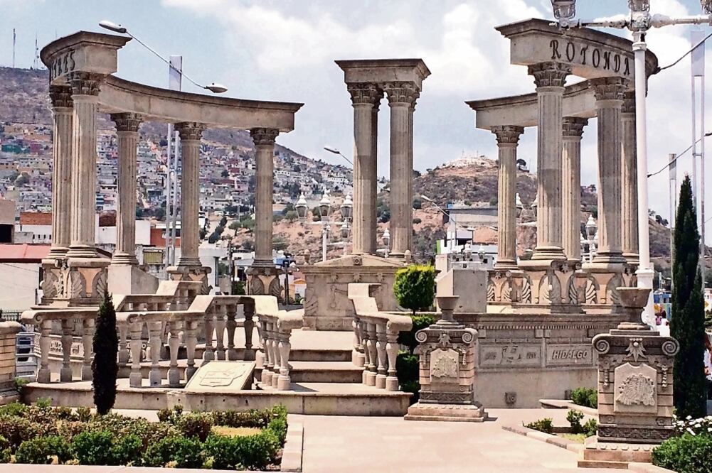 El monumento presenta pintas de graffiti y destrucción de partes de la cantera . (DINORATH MOTA. EL UNIVERSAL)