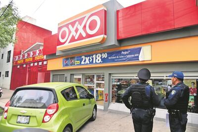 IMSS saca a Oxxo de clínicas y centros recreativos