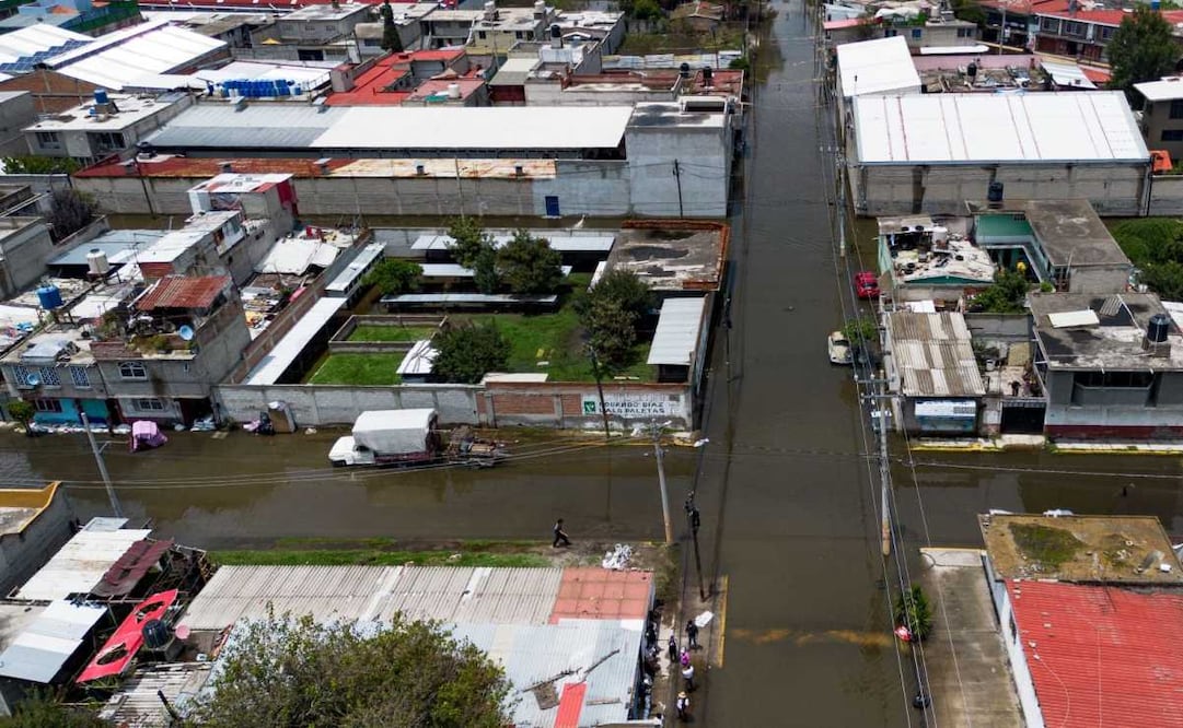 Inundación en calles de la colonia San Miguel Jacalones, cercana a Culturas de México, en el municipio de Chalco, Estado de México. Foto Hugo Salvador/EL UNIVERSAL