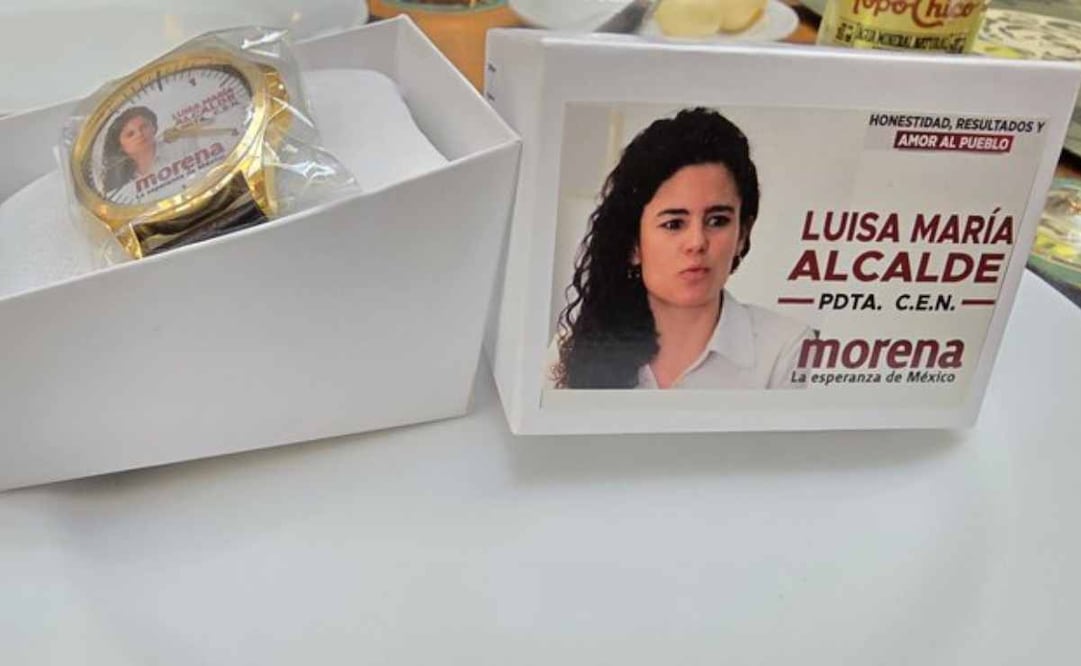 Salvador García Soto posteó un regalo que incluye un reloj con el rostro de Luisa María Alcalde. Foto: X @SGarciaSoto