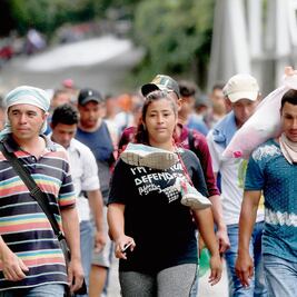 Migrantes avanzan; EU lanza amenaza  