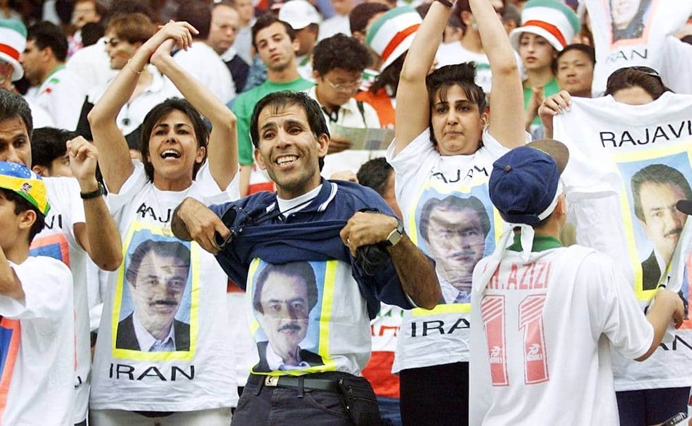 Seguidores del MeK en el Irán vs. EU, 1998. Por petición de Teherán, autoridades francesas evitaron el ingreso a 600 de estos disidentes del régimen islámico; los afectados dijeron “¿Es esta la afirmación de que el fútbol no es político? Parece que, mientras el fútbol sirva a los intereses a las mulas asesinas de Irán [refiriéndose al régimen islámico], sí puede ser político”. Foto: Agencias/Tomada de Internet.