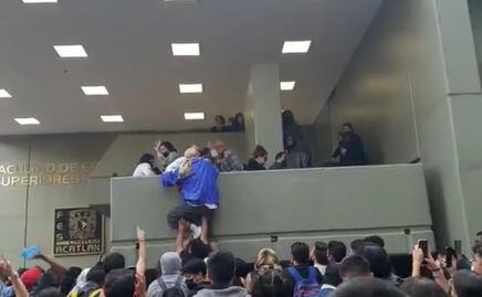 Video. Empleados se enfrentan a golpes contra alumnos de la FES Acatlán por paro de labores