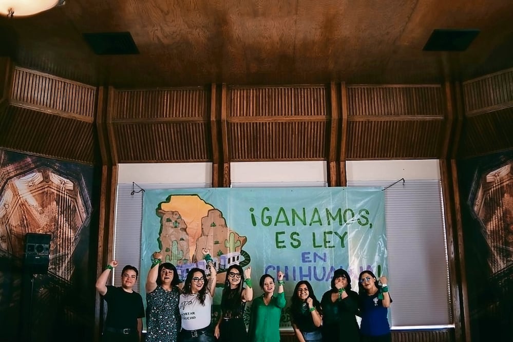Integrantes de Marea Verde Chihuahua informaron a las chihuahuenses que pueden interrumpir su embarazo de manera voluntaria en la entidad sin ser sancionadas, gracias a su lucha. Foto: Especial
