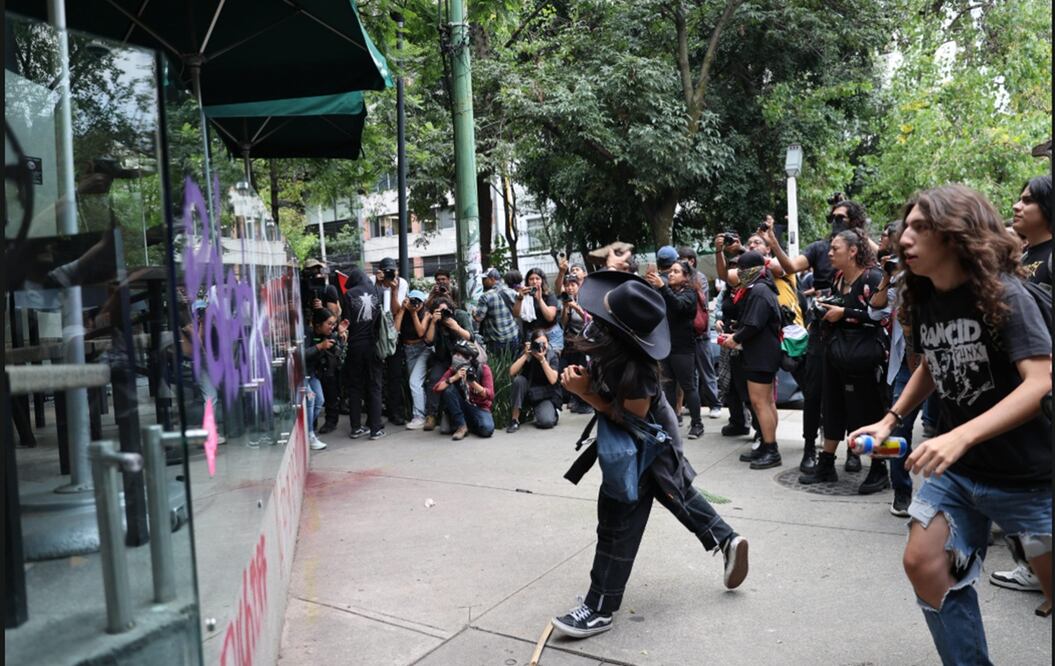 Primera Protesta Anti-Gentrificación CDMX en calles de la colonia Hipódromo, alcaldía Cuauhtémoc, terminó con violencia y vandalismo, el viernes 4 de julio de 2025. Foto: Fernanda Zamora/EL UNIVERSAL