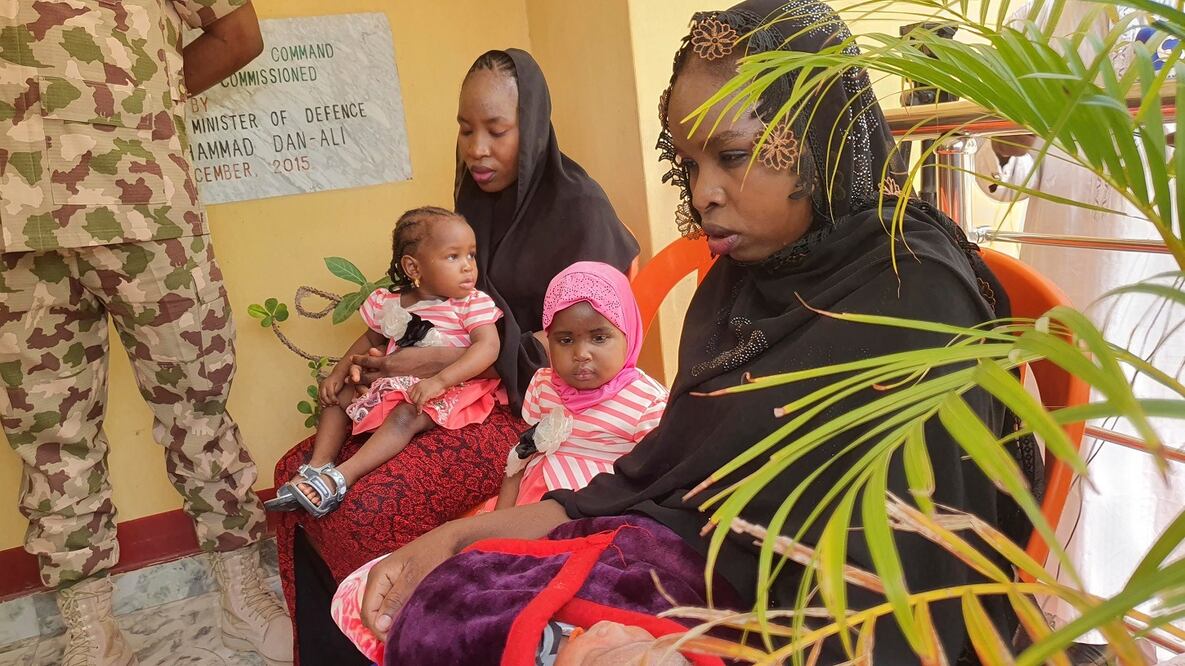 Niñas que acababan de ser liberadas de Chibok sentadas con sus hijos en el acantonamiento Maimalari del ejército en Maiduguri, Nigeria, el jueves 4 de mayo de 2023. FOTO: JOSSY OLA. AP