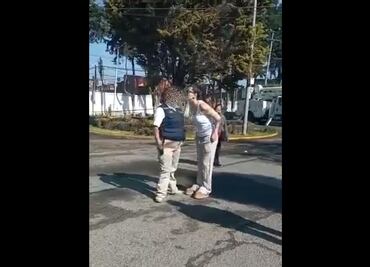 Guardia establece predenuncia contra vecina de Metepec que le escupió y bofeteó