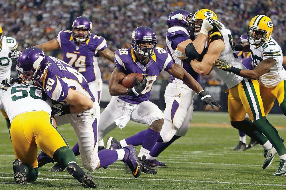 Adrian Peterson (28), running back de Vikings de Minnesota, es una de las armas letales para poner en aprietos a los Packers. ARCHIVO. EL UNIVERSAL