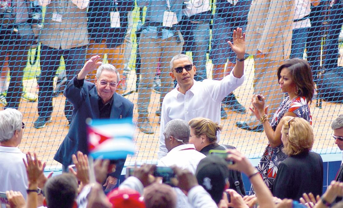 Los presidentes de Cuba, Raúl Castro, y de Estados Unidos, Barack Obama, saludan a la multitud de personas que asistió al Estadio Latinoamericano, donde el martes pasado se llevó a cabo un histórico partido de beisbol. (JOSÉ LÓPEZ ZAMORANO. NOTIMEX)