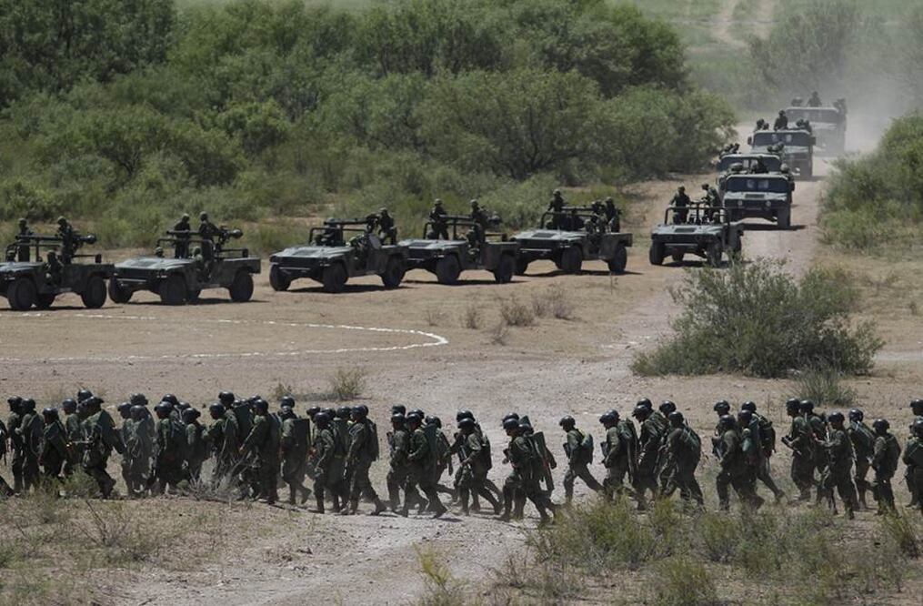 Por primera vez en los últimos dos sexenios, las Secretarías de la Defensa Nacional y Armada de México protagonizaron un simulacro conjunto de operaciones de guerra. 