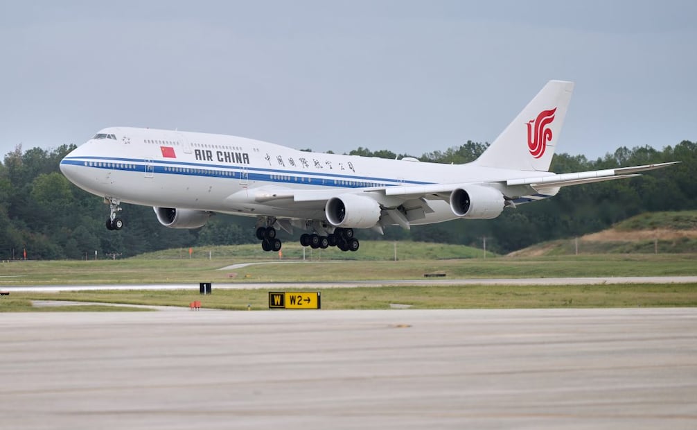 El presidente de China, Xi Jinping y su esposa Peng Liyuan llegando a EU. (23/09/26) Foto: AP