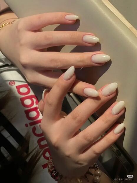 Si quieres manos más jóvenes, inicia por el color de tus uñas. Foto: Instagram @veliamuse