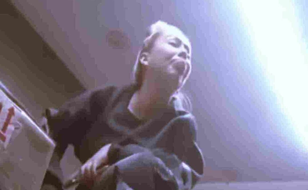 Elizabeth Patricia ‘N’, apodada ‘Lady Peruana’, es captada escupiendo e insultando a guardias de seguridad en el edificio donde vive en la colonia Narvarte, CDMX, tras ser confrontada por el pago de mantenimiento. Foto: Redes sociales