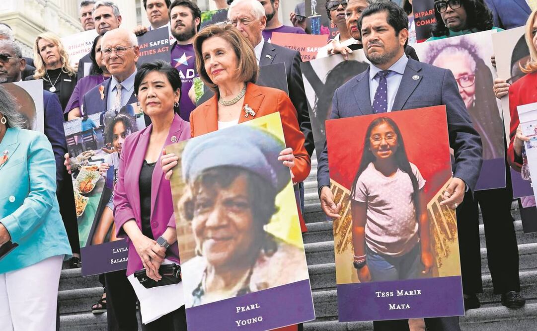 La presidenta de la Cámara de Representantes, Nancy Pelosi, y otros legisladores, en el Capitolio. Foto: J. Scott Applewhite/AP 