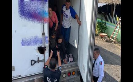 Rescatan a 58 migrantes que viajaban en caja refrigerante en Veracruz 