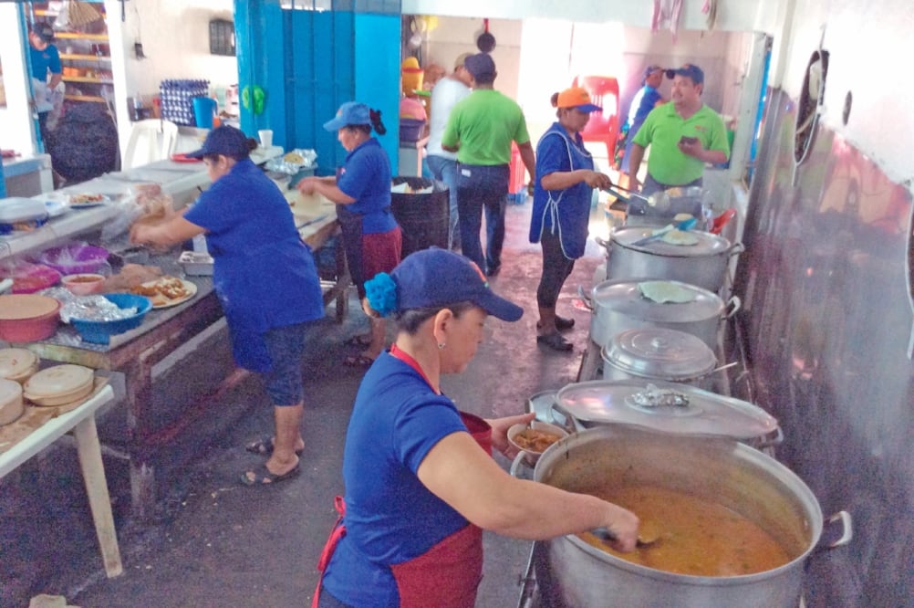 El pequeño local, ubicado en la carretera Villahermosa-Macuspana, vende los mejores caldos de pavo, dicen los conocedores; no lleva condimentos, sólo la carne y agua, cuando está cocida se le agregan hierbas para darle sabor. (Fotos: LUMA LÓPEZ)