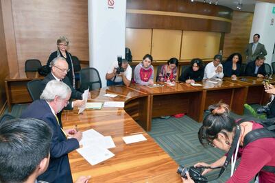 Graue firma acuerdo con asamblea del CCH