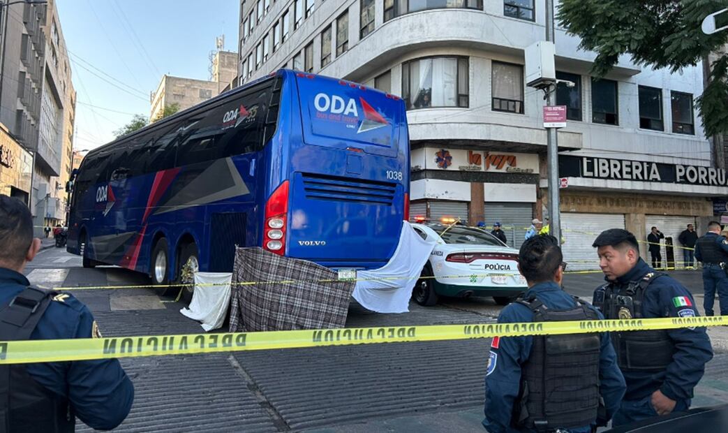 El accidente vehicular ocurrió en la alcaldía Cuauhtémoc, cuando un autobús foráneo atropelló a un hombre de aproximadamente 40 años de edad que se desplazaba en un scooter, Foto: Iván Montaño/EL UNIVERSAL