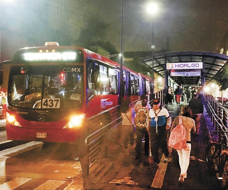 Las autoridades capitalinas anunciaron un nuevo operativo en todas las líneas del Metrobús, con la finalidad de reducir la incidencia delictiva, especialmente en el robo a celulares que se da constantemente al interior de las unidades. VALENTE ROSAS. EL U