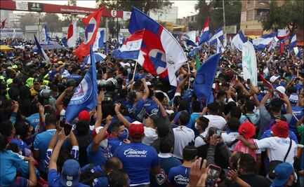 El impresionante recibimiento al Cruz Azul en el Estadio Azteca previo a la final