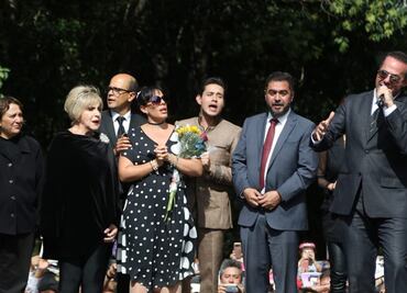 José Joel canta en el Parque de la China y desafina