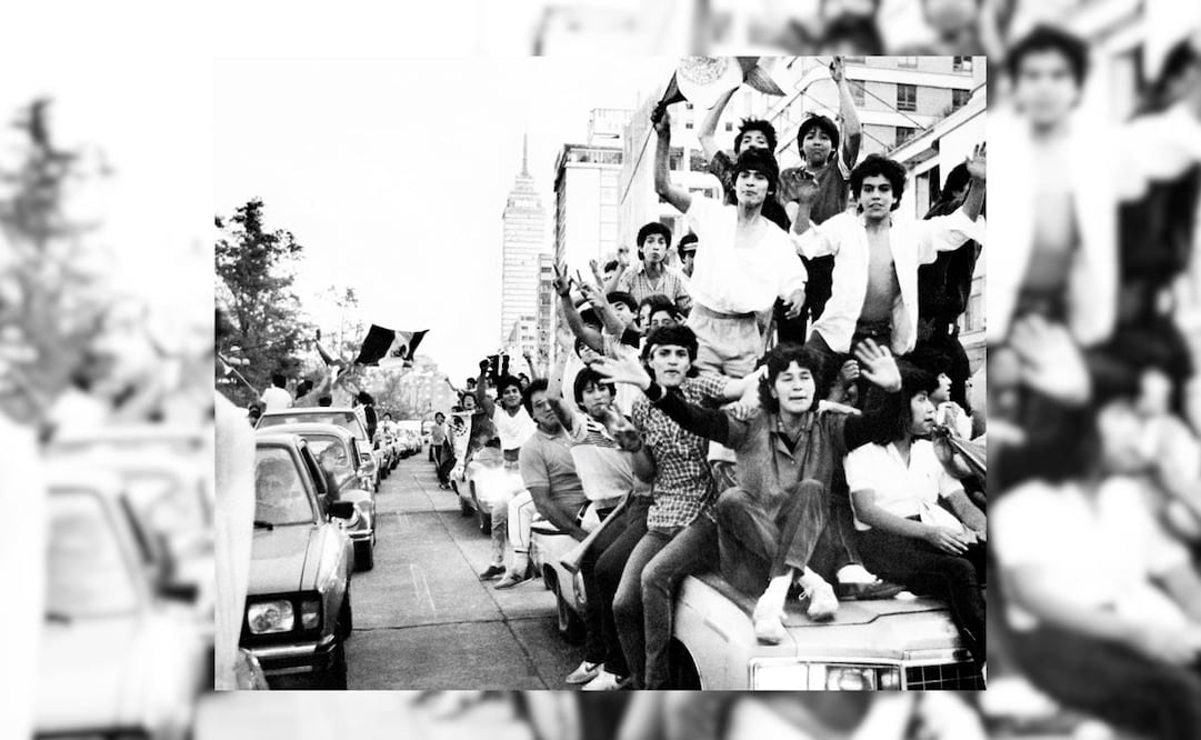 Capitalinos celebrando la primera victoria de la Selección Nacional durante el Mundial 1986; la fila de coches en Av. Juárez era interminable, con algunos aficionados celebrando sobre los toldos. El encuentro México vs. Bélgica del 3 de junio generó caos y euforia en las calles. Foto: Archivo EL UNIVERSAL