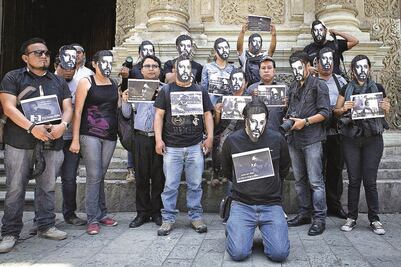 Periodistas y activistas se manifiestan en los estados