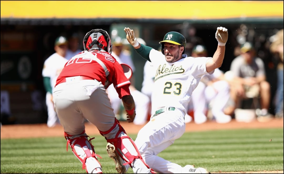 Marcus Semien bateó un sencillo hacia un desierto jardín central cuando había un out de la undécima entrada y ante cinco peloteros de cuadro, para que los Atléticos de Oakland superaran el jueves 6-5 a los Angelinos de Los Ángeles en el duelo inaugural de la campaña. 