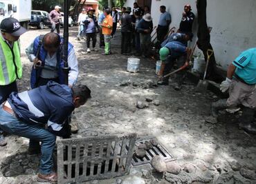 Siguen labores tras lluvias en Atlamaya en Álvaro Obregón; 80 trabajadores retiran lodo y apoyan a vecinos afectados