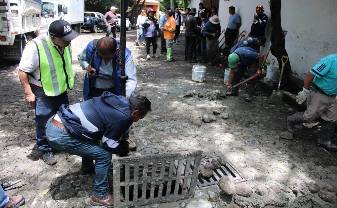 Siguen labores tras lluvias en Atlamaya en Álvaro Obregón; 80 trabajadores retiran lodo y apoyan a vecinos afectados. Foto: Darío Luna