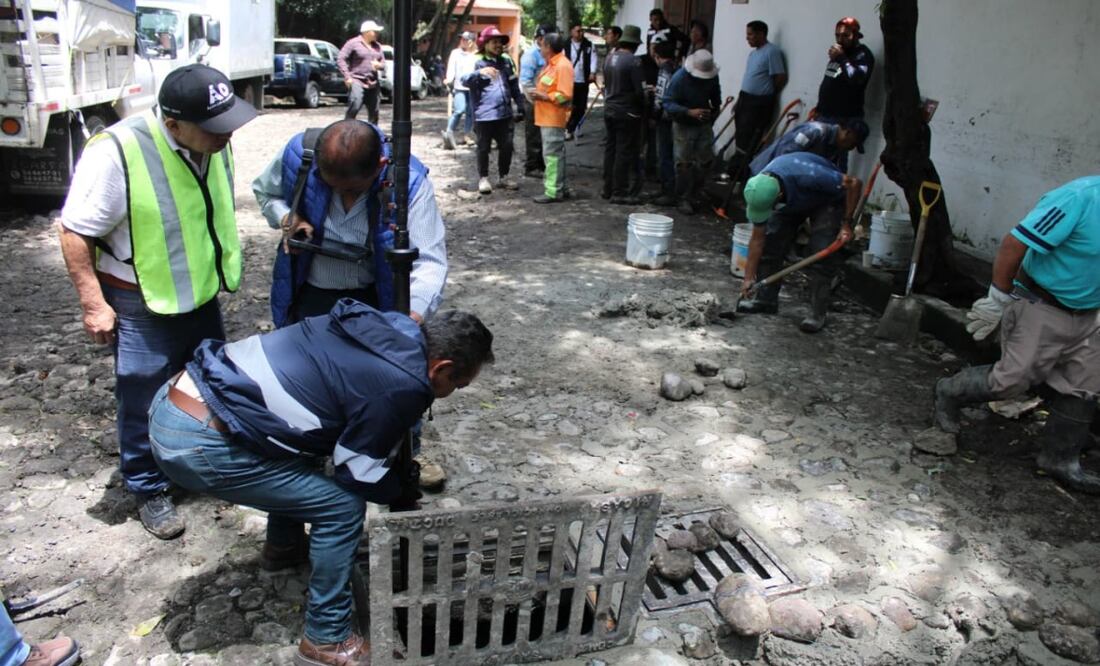 Siguen labores tras lluvias en Atlamaya en Álvaro Obregón; 80 trabajadores retiran lodo y apoyan a vecinos afectados. Foto: Darío Luna