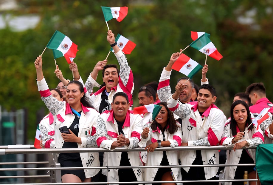La delegación mexicana en su embarcación, durante la ceremonia de inauguración de los Juegos Olímpicos - Foto: AFP