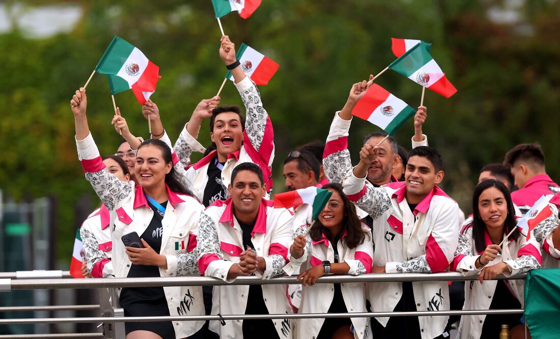 La delegación mexicana en su embarcación, durante la ceremonia de inauguración de los Juegos Olímpicos - Foto: AFP