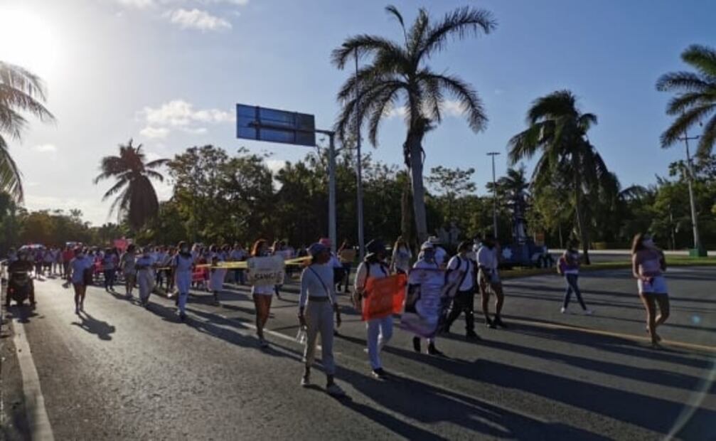 Marchan contra los feminicidios en zona turística de Cancún