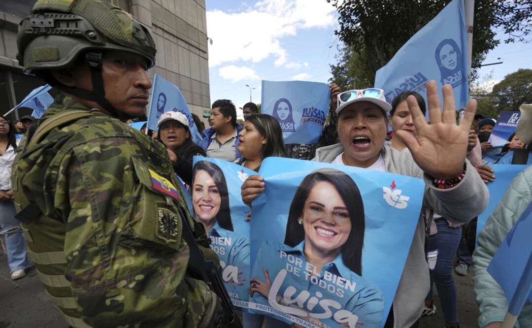 Partidarios de la candidata presidencial Luisa González, del Movimiento Político Revolución Ciudadana, se reúnen frente a la oficina del Fiscal General a donde llegó para presentar una denuncia por amenazas de muerte en su contra en Quito. Foto: AP